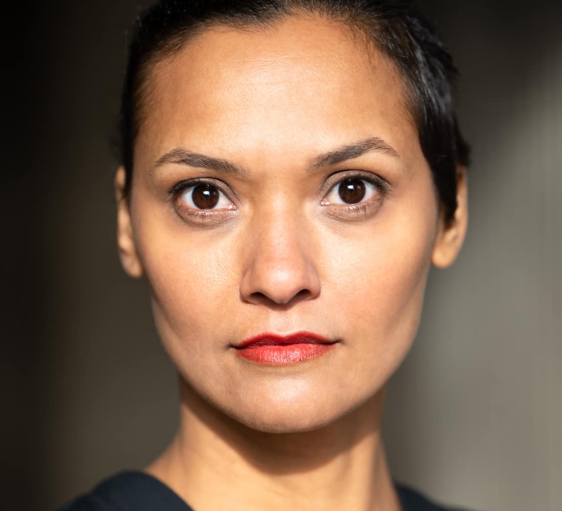 Lucia Peraza Rios in einem dunkel inszenierten Porträt