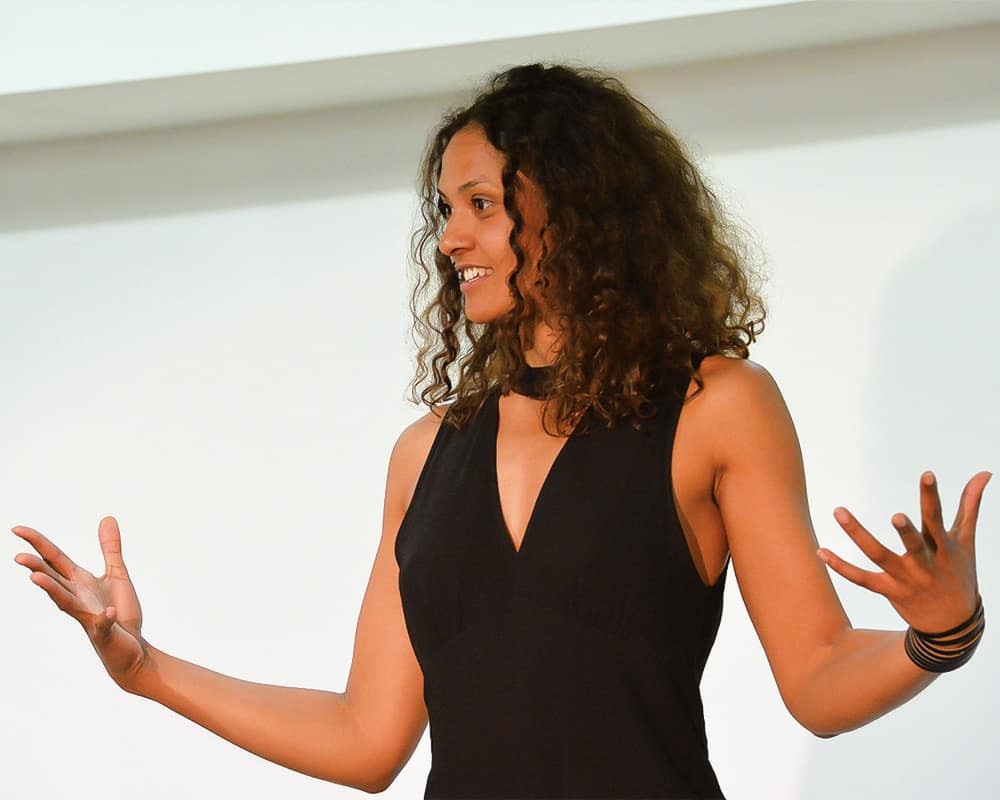 Lucia Peraza Rios spricht frei vor Publikum