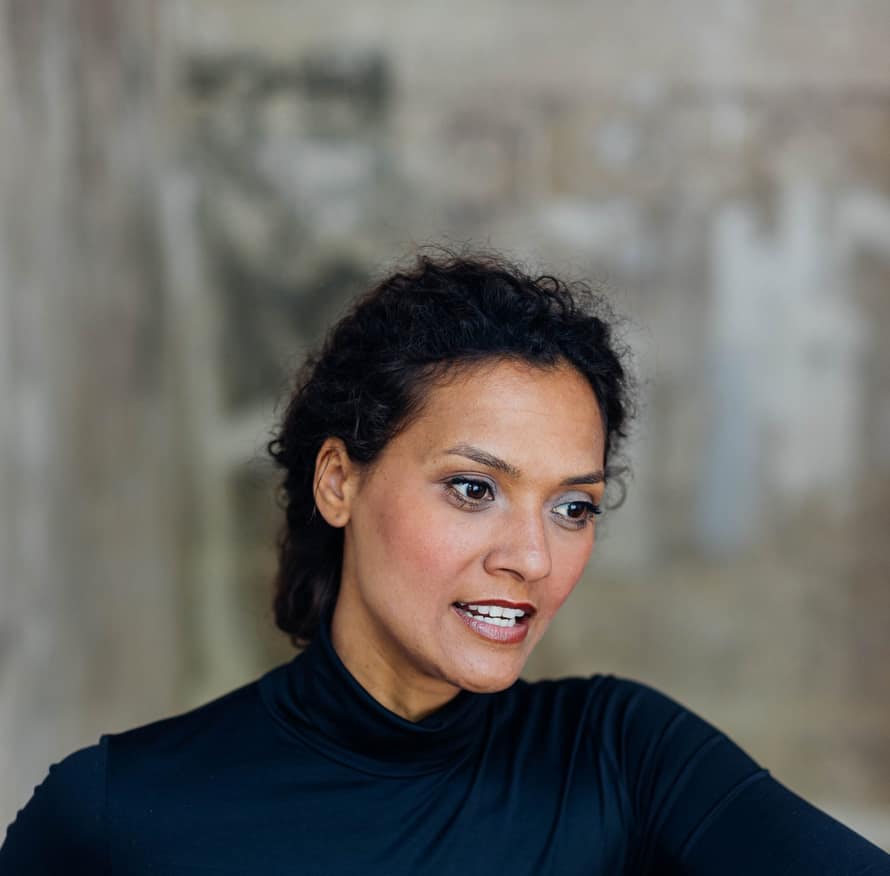 Lucia Peraza Rios spricht mit einer erklärenden Handbewegung