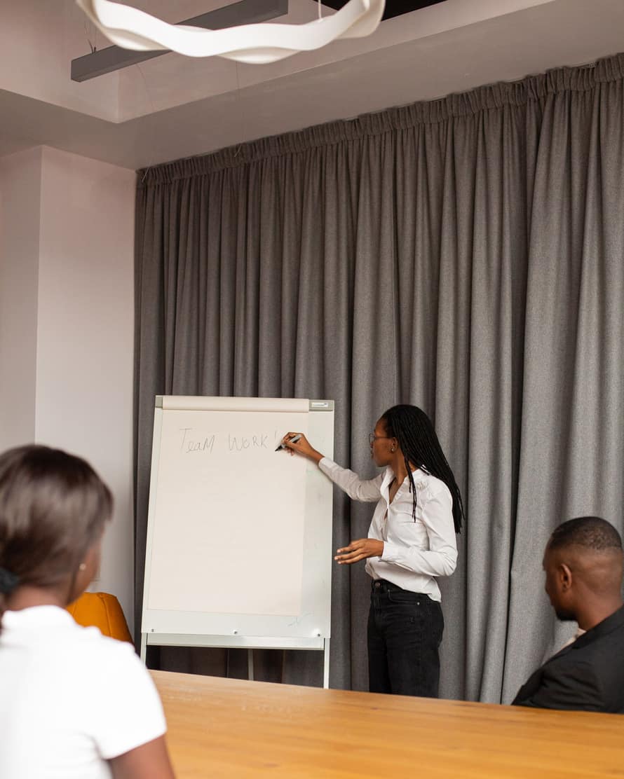Bereichsübergreifende Trainingsgruppe im Workshop-Raum